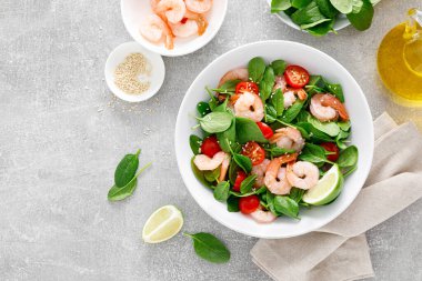 Ispanaklı karides taze salata, düşük karbonhidratlı ketojenik, keto diyeti. Sağlıklı yiyecekler. Üst görünüm