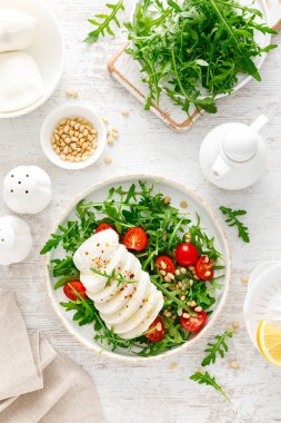 Roka salatası, mozarella peyniri ve çam fıstığı. Kahvaltıda. Ketogenik, keto veya paleo diyeti. Sağlıklı yiyecekler. Üst görünüm