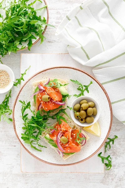 Sandwichs Ouverts Avec Saumon Salé Avocat Olives Roquette Petit Déjeuner Image En Vente