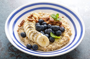 Taze yaban mersinli, cevizli ve muzlu yulaf ezmesi