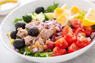 Ton balığı ve taze sebze salatası domates, salatalık, zeytin, soğan, marul ve haşlanmış yumurta.