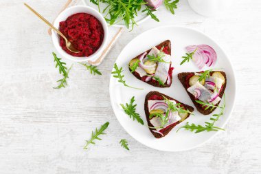 Tuzlu ringa fileto ve pancar ezmeli sandviç. Üst görünüm, genel görünüm