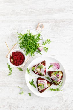 Tuzlu ringa fileto ve pancar ezmeli sandviç. Üst görünüm, genel görünüm