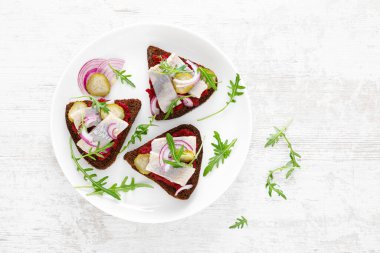 Tuzlu ringa fileto ve pancar ezmeli sandviç. Üst görünüm, genel görünüm