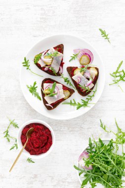 Tuzlu ringa fileto ve pancar ezmeli sandviç. Üst görünüm, genel görünüm