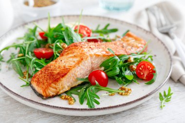 Somon balığı fileto ızgara ve roka ile taze sebze salatası. Sağlıklı yiyecekler. Ketogenik diyet. Öğle yemeği.