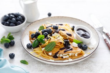 Krep. Süzme peynir ve taze yaban mersinli ince krepler.