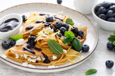 Krep. Süzme peynir ve taze yaban mersinli ince krepler.