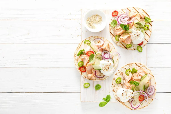 Tacos Picantes Com Salmão Grelhado Legumes Queijo Ricota Pimenta Hortelã — Fotografia de Stock