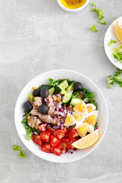 Thunfisch Und Frischer Gemüsesalat Mit Tomaten Gurken Oliven Zwiebeln Salat — Stockfoto