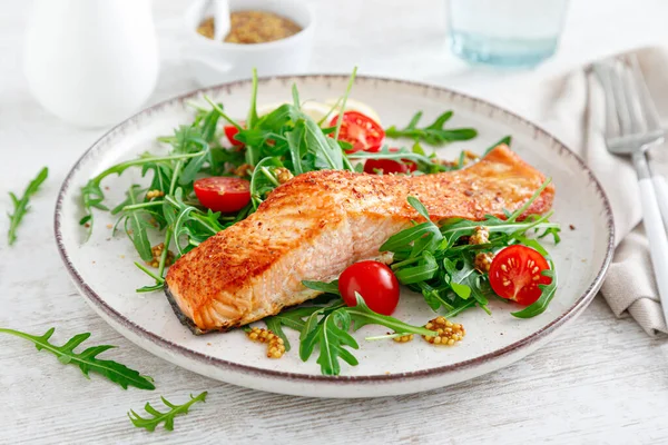 Filet Saumon Grillé Salade Tomates Aux Légumes Frais Avec Roquette Photo De Stock