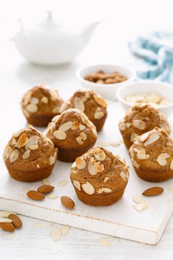 Kepekli badem fıstıklı kekler. Fındık parçalı kekler.