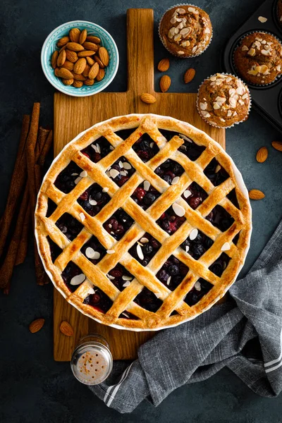 杏仁和浆果派与格子糕点 顶部视图 — 图库照片