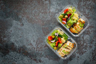 Kızarmış tavuk göğsü ve taze sebzeli makarna salatası. Üst görünüm