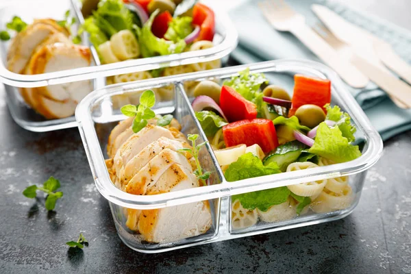 Boîtes Lunch Avec Poitrine Poulet Grillée Salade Pâtes Aux Légumes Photo De Stock