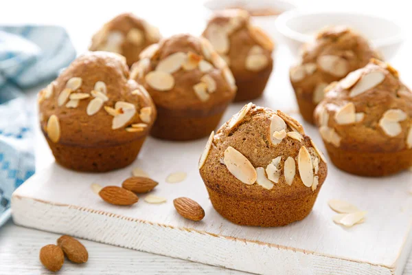 Pelyhes Mandulás Muffin Süti Dióhéjjal — Stock Fotó