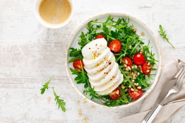 Roka salatası, mozarella peyniri ve çam fıstığı. Kahvaltıda. Ketogenik, keto veya paleo diyeti. Sağlıklı yiyecekler. Üst görünüm