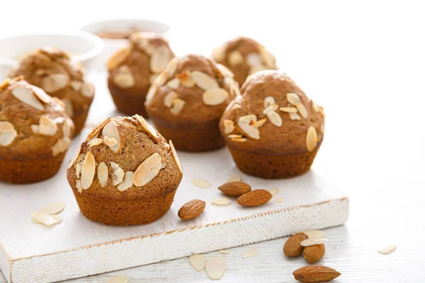 Kepekli badem fıstıklı kekler. Fındık parçalı kekler.