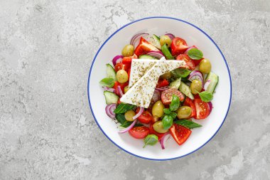 Yunan ya da horiatiki salatası, taze sebze ve peynirli, zeytin yağı ve geleneksel Yunan mutfak salatası ile kaplı. Üst görünüm