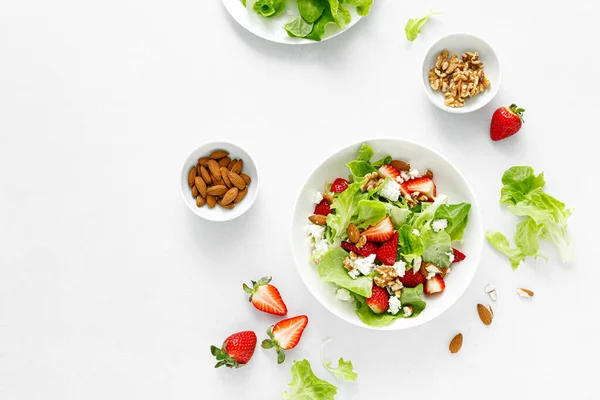 Erdbeer Hüttenkäse Frischobstsalat Mit Walnüssen Mandeln Und Salat Blick Von — Stockfoto