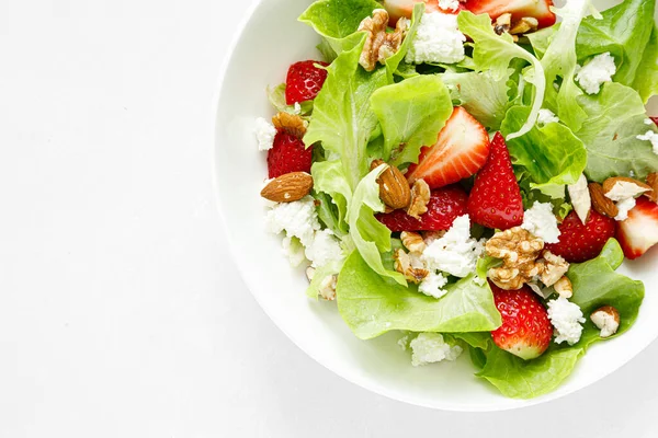 Erdbeer Hüttenkäse Frischobstsalat Mit Walnüssen Mandeln Und Salat Blick Von — Stockfoto