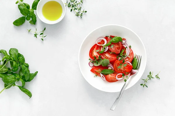 Salada Com Tomate Vermelho Maduro Manjericão Azeite Vista Superior — Fotografia de Stock