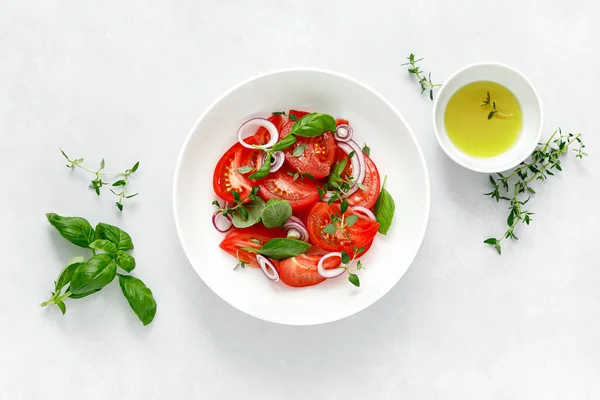 Salade Met Rode Rijpe Tomaten Basilicum Olijfolie Bovenaanzicht — Stockfoto