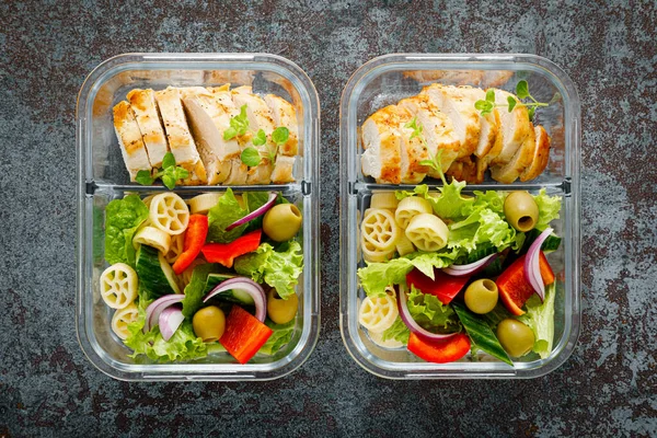 Boîtes Lunch Avec Poitrine Poulet Grillée Salade Pâtes Aux Légumes Images De Stock Libres De Droits