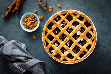 Badem ve böğürtlenli pasta, örgü pastası, düz uzanma, üst manzara