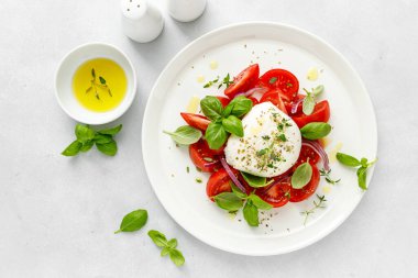 Domatesli salata, mozzarella ve fesleğen, İtalyan yemeği.