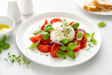 Domatesli salata, mozzarella ve fesleğen, İtalyan yemeği.