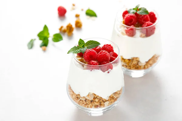 Granola White Plain Yogurt Raspberry Glass — стоковое фото