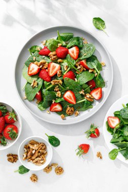 Çilek ve cevizli ıspanak salatası.