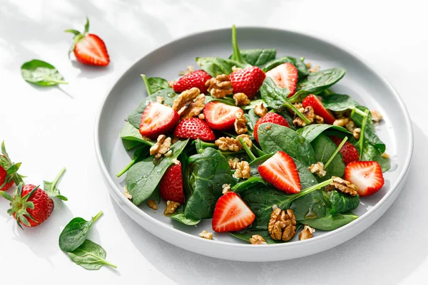 Erdbeer Spinat Salat Mit Walnüssen Draufsicht — Stockfoto