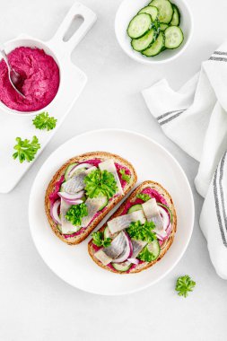 Sandviç, tuzlanmış ringa balığı ve pancar ezmeli tost.