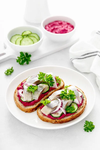 Sandviç, tuzlanmış ringa balığı ve pancar ezmeli tost.