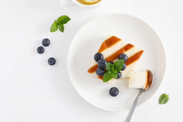 新鲜蓝莓芝士蛋糕 顶视图 — 图库照片
