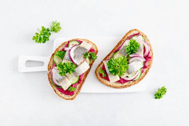 Sandviç, tuzlanmış ringa balığı ve pancar ezmeli tost.