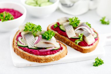 Sandviç, tuzlanmış ringa balığı ve pancar ezmeli tost.