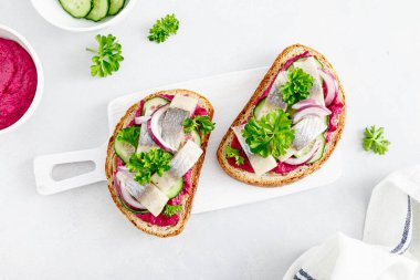 Sandviç, tuzlanmış ringa balığı ve pancar ezmeli tost.