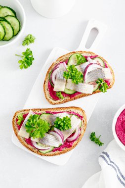 Sandviç, tuzlanmış ringa balığı ve pancar ezmeli tost.