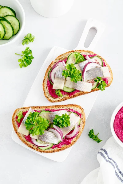 Sandviç, tuzlanmış ringa balığı ve pancar ezmeli tost.