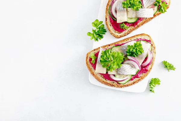 Sandviç, tuzlanmış ringa balığı ve pancar ezmeli tost.