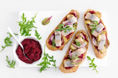 Sandviç, tuzlanmış ringa balığı ve pancar ezmeli tost.