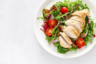 Tavuk göğsü ve taze sebze salatası. Domates, soğan ve salata karışımı. Sağlıklı ve detoks yiyecekler. Ketogenik diyet. Üst görünüm