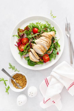 Tavuk göğsü ve taze sebze salatası. Domates, soğan ve salata karışımı. Sağlıklı ve detoks yiyecekler. Ketogenik diyet. Üst görünüm