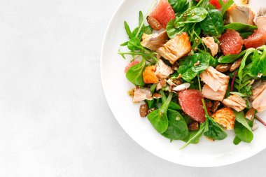 Greyfurtlu ızgara somon salatası, badem ve salata karışımı. Üst görünüm