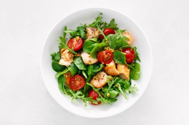 Izgara somon salatası, domates ve salata karışımı. Üst görünüm