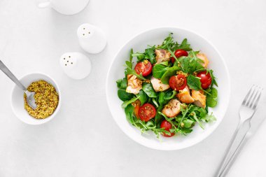 Izgara somon salatası, domates ve salata karışımı. Üst görünüm
