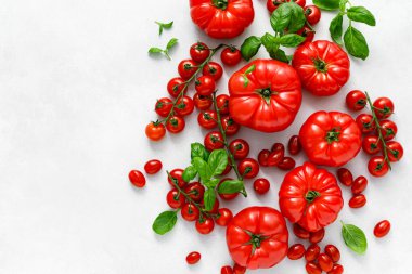 Beyaz zemin üzerinde domates ve fesleğen, üst görünüm, düz yatış